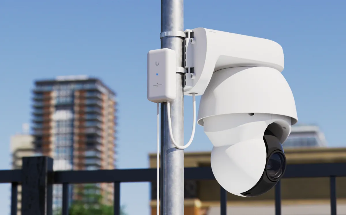 Outdoor Long-Range Endpoint powering a UniFi PTZ camera on a pole