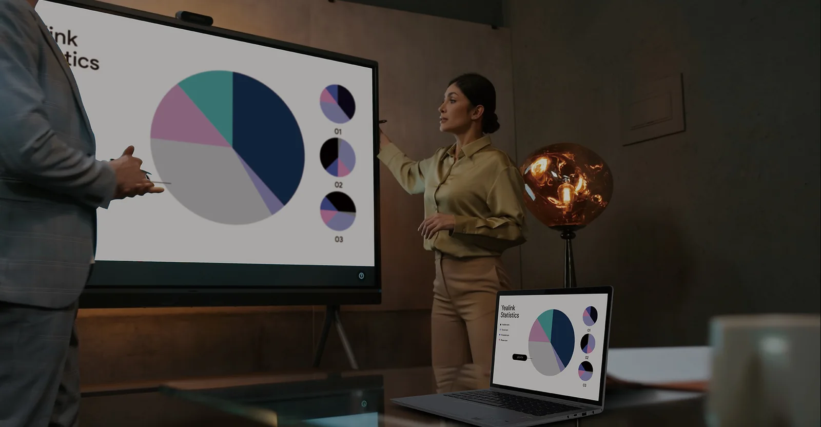 Presenter sharing a laptop to a Yealink MeetingBoard in BYOD mode