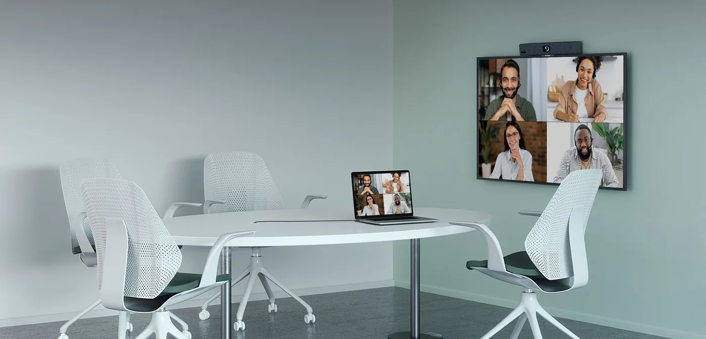 Huddle room with a Yealink MeetingBar A10 and a laptop